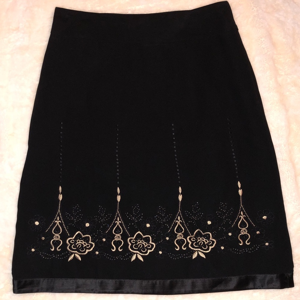 🆕Ann Taylor LOFT embroidered floral skirt